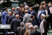 ابهام در امضاهای استیضاح فاطمی امین/ عده‌ای دنبال جمع آوری امضاهای جدید هستند