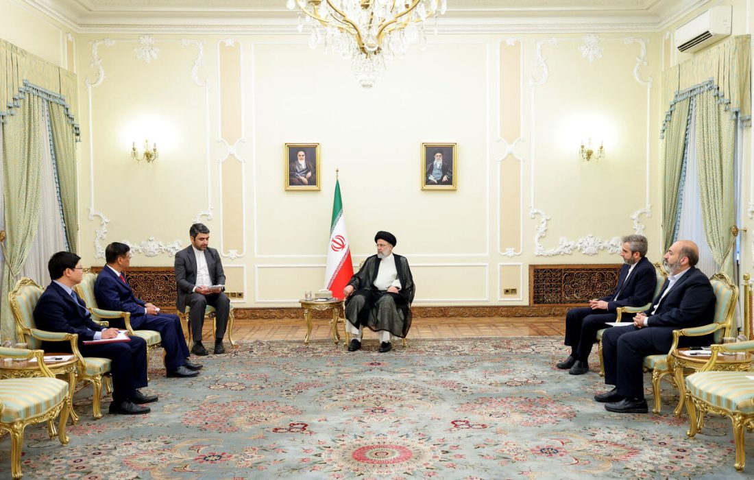آیت‌الله رئیسی: تاریخ هیچگاه جنایت‌های آمریکا علیه ملت ویتنام را از یاد نخواهد برد