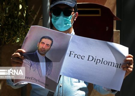 تجمع فعالان اجتماعی در مقابل سفارت بلژیک