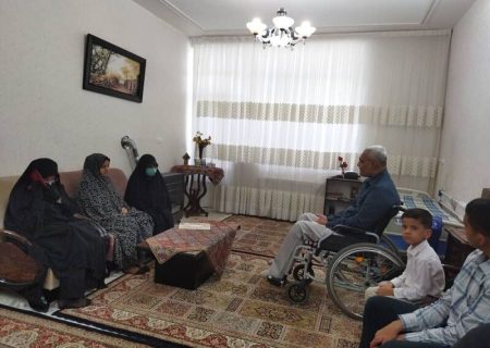 دیدار معاون رئیس‌ جمهور با خانواده جانباز ۷۰ درصد در بیرجند