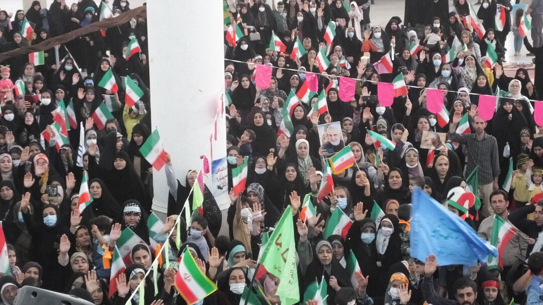 سرود “سلام فرمانده” دربام نفت ایران طنین انداز شد+فیلم