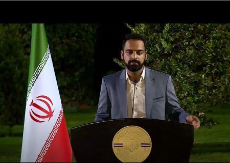 شعرخوانی میلاد عرفان‌پور در  شب شعر ریاست جمهوری+فیلم