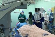 کارخیر وزیر بهداشت در همدان/ جراحی چشم پیرزن روستایی