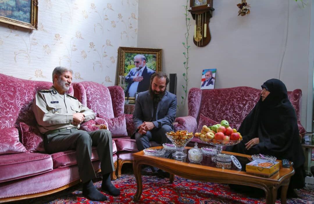 چهار دهه دشمنی به ما آموخت نباید به لبخند و رضایت دروغین دشمنان دل ببندیم