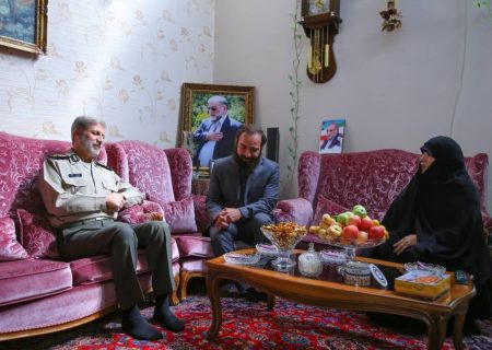 چهار دهه دشمنی به ما آموخت نباید به لبخند و رضایت دروغین دشمنان دل ببندیم