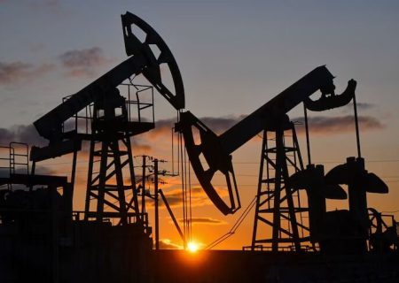 قیمت نفت برای نخستین بار در یک ماه اخیر به زیر ۵۹ دلار سقوط کرد