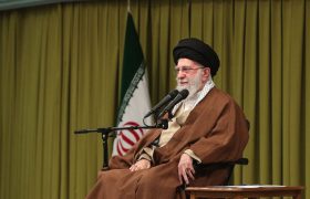 هبر انقلاب: ملت ایران هرکس که مزدوری آمریکا را کند، لگدمال خواهد کرد