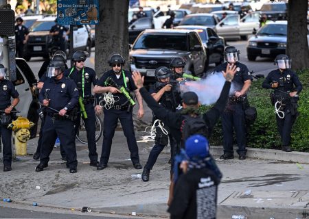پلیس لس‌آنجلس: بازداشت بیش از ۲۰۰ نفر پس از اعلام منع رفت و آمد